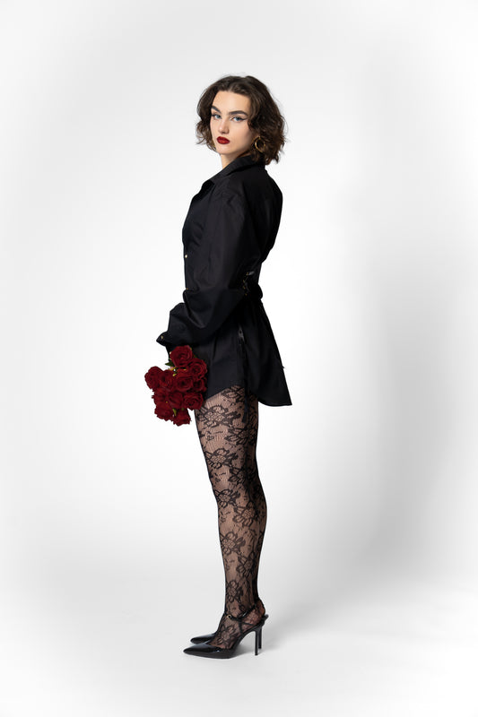 Czarna elegancka koszula wiązana z złotymi guzikami