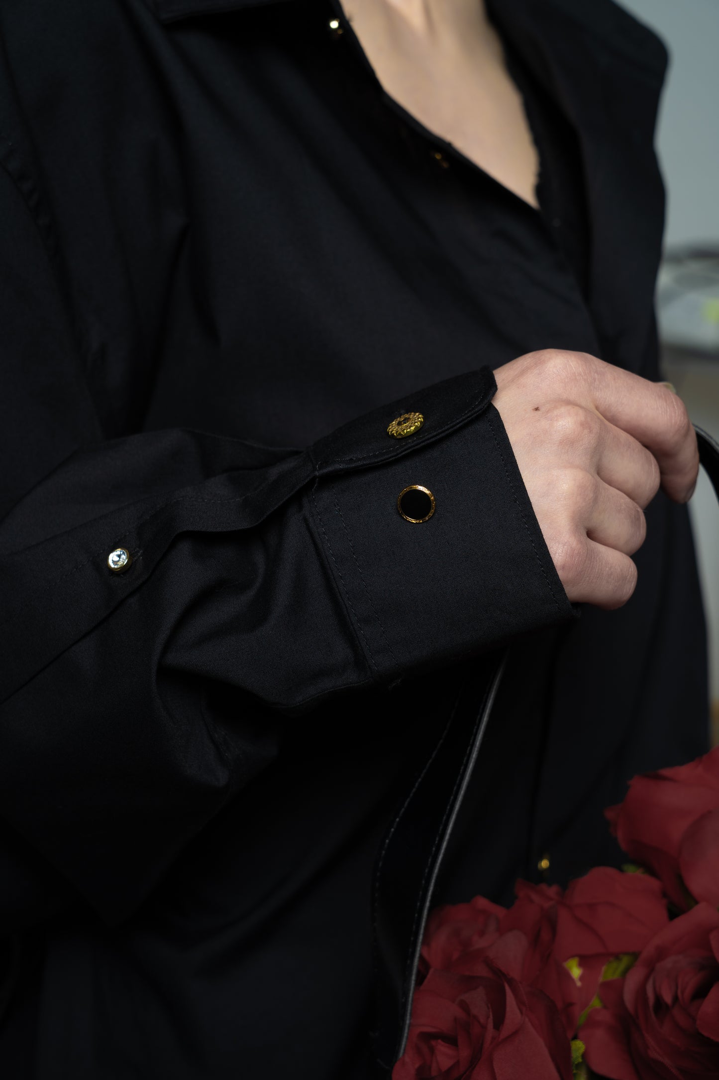 Czarna elegancka koszula wiązana z złotymi guzikami